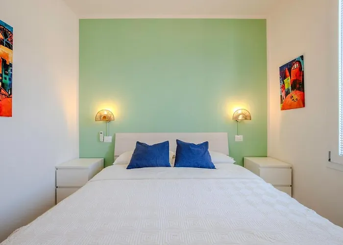 Apartament Contemporary House In *